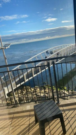 Newcastle Seafront Apartment with Wifi and Parking